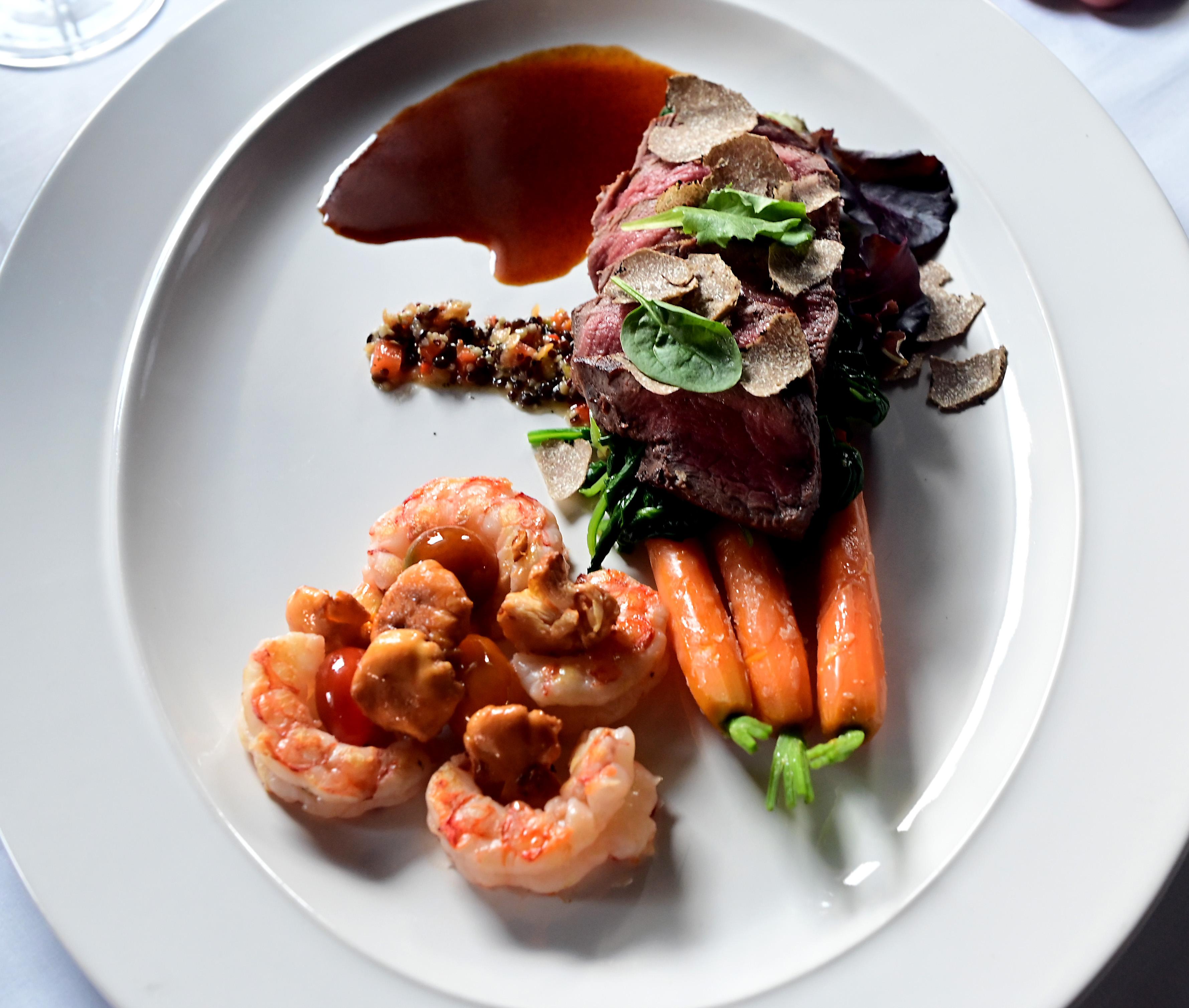 Feines aus der Weidenhiller-Küche:  Zum Beispiel Rinderfilet auf Spinat mit Trüffel und Wildwassergarnelen mit Pfifferlingen und Tomaten.