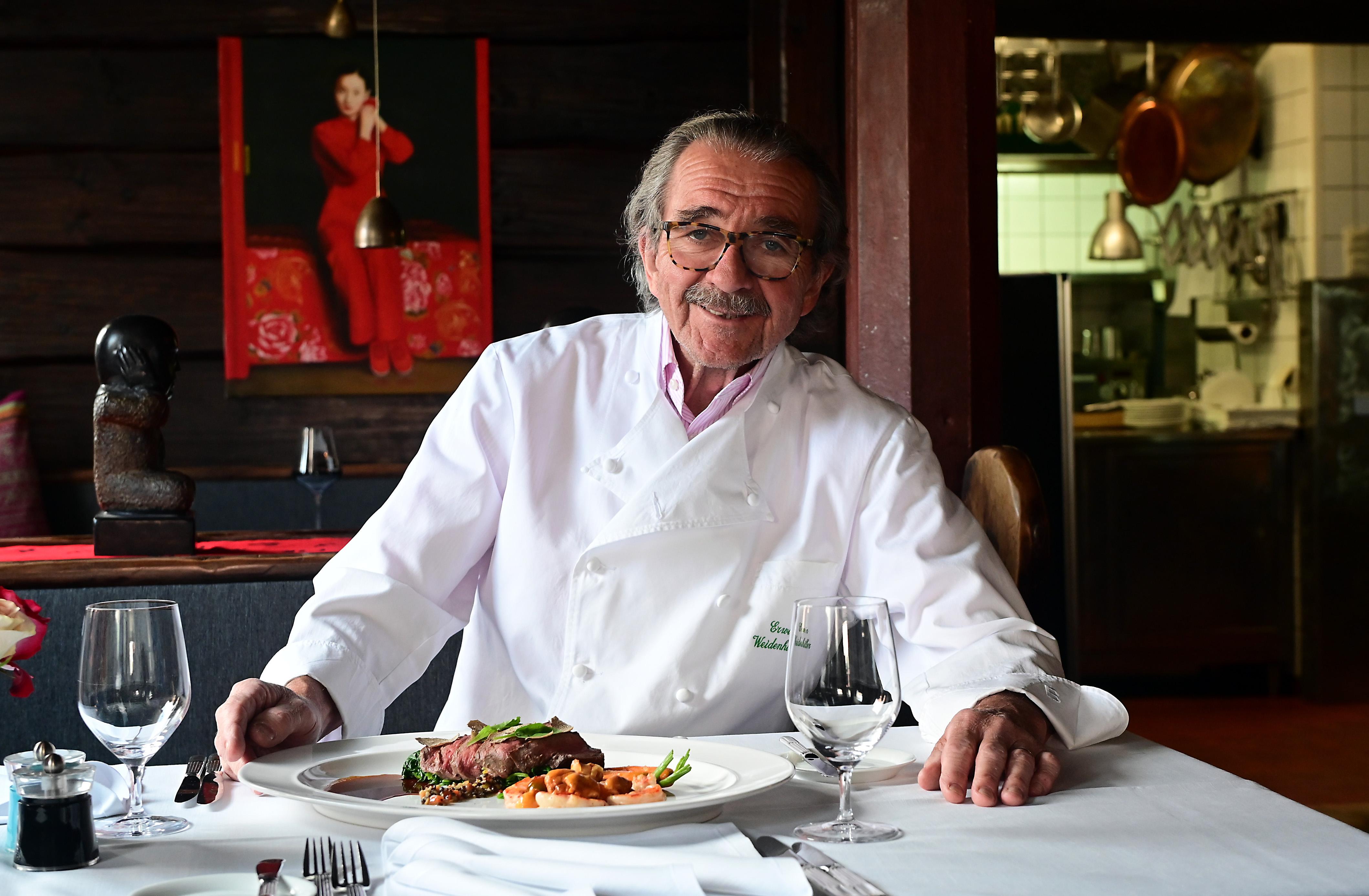 Stofftischdecke, Stoffservietten, frische Blumen auf dem eingedeckten Tisch: In der "Kupferpfanne" ist das Standard wie die gehobene Küche.