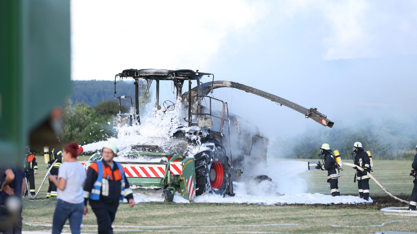 Am Montag gegen 19.35 Uhr wurden die Einsatzkräfte alarmiert, weil ein Feldhäcksler bei Treuchtlingen während der Feldarbeit plötzlich Feuer fing. Am Montag gegen 19.35 Uhr wurden die Einsatzkräfte alarmiert, weil ein Feldhäcksler bei Treuchtlingen während der Feldarbeit plötzlich Feuer fing.