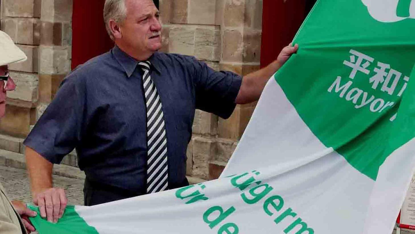 Wie seit vielen Jahren wird in Neustadt am "Flaggentag" vor dem Rathaus wieder für Fahne für den Frieden gehisst. Wie seit vielen Jahren wird in Neustadt am "Flaggentag" vor dem Rathaus wieder für Fahne für den Frieden gehisst.