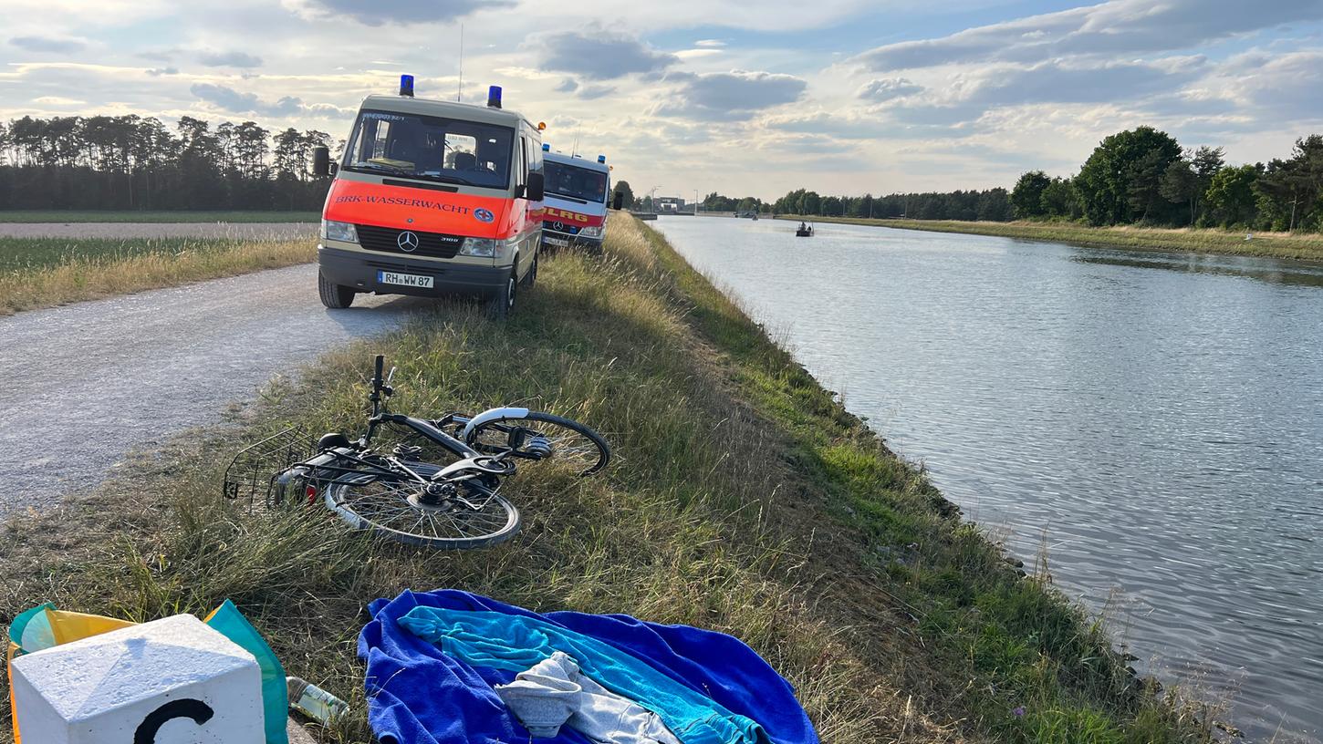 Ein zurückgelassenes Fahrrad und eine Badedecke haben die Einsatzkräfte im Landkreis Roth in Atem gehalten.