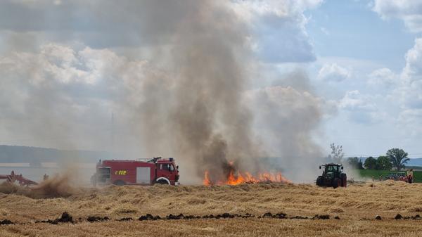 Hitze und Trockenheit blieben nicht ohne Folgen: Bis Mitte Juli kam es bereits zu zahlreichen kleineren Feld- und Waldbränden, wie hier in der Nähe von Bad Windsheim.