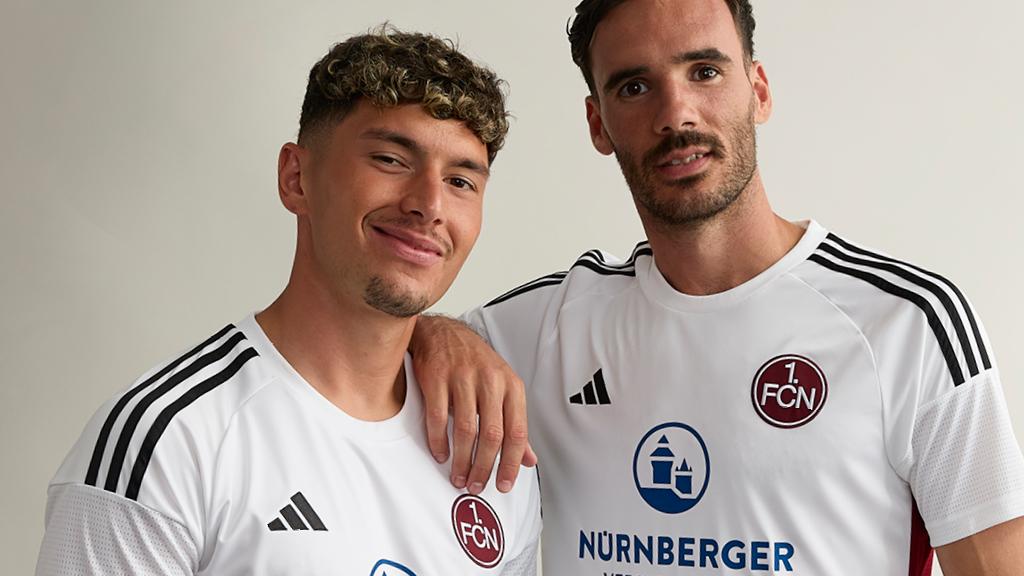 Schick und schlicht? Taylan Duman und Iván Márquez scheinen sich im neuen Club-Auswärtstrikot wohl zu fühlen. Schick und schlicht? Taylan Duman und Iván Márquez scheinen sich im neuen Club-Auswärtstrikot wohl zu fühlen.