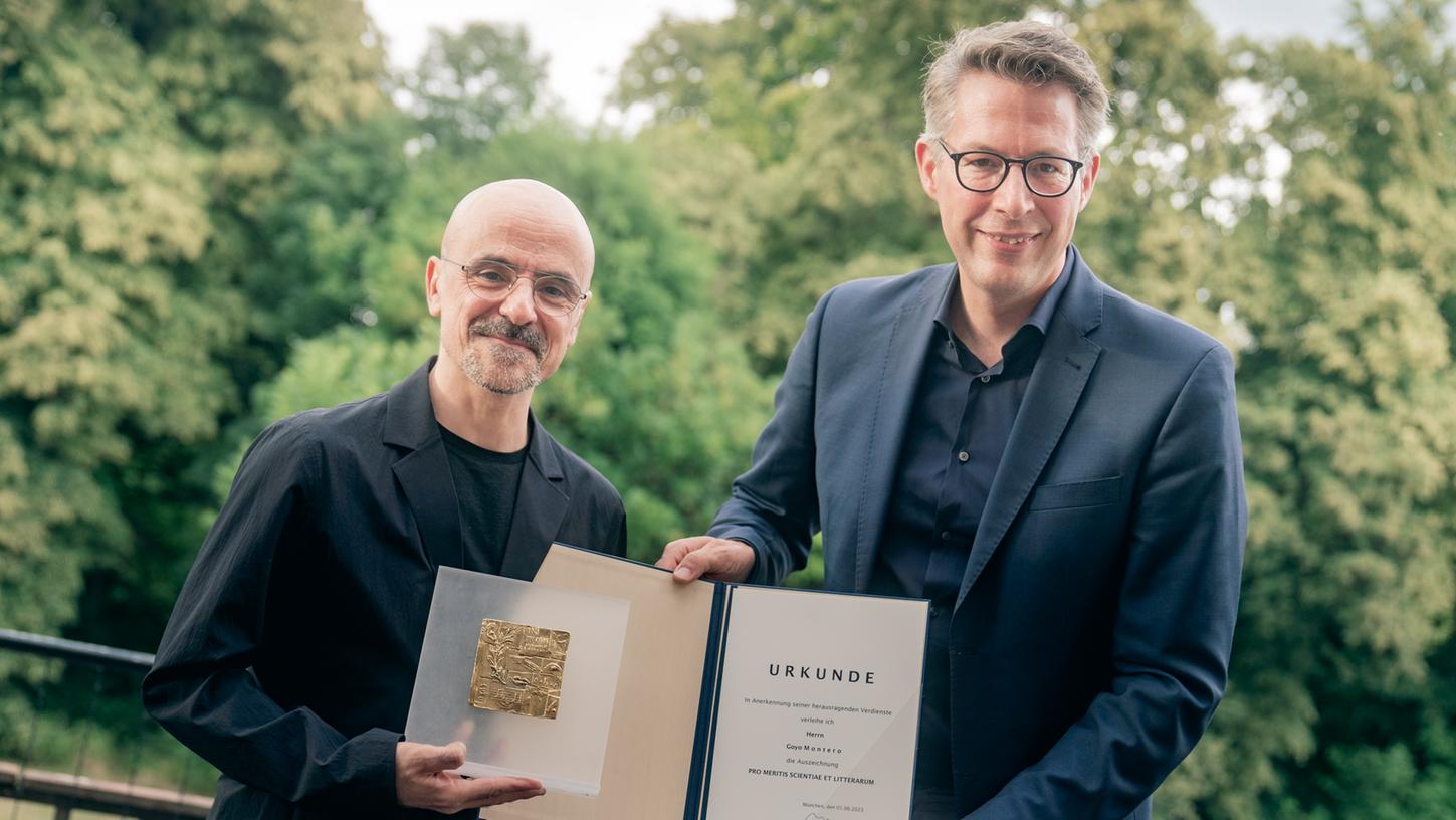 Ausgezeichnete Arbeit: Bayerns Kunstminister Markus Blume überreicht Goyo Montero den Preis „Pro meritis scientiae et litterarum 2022“.