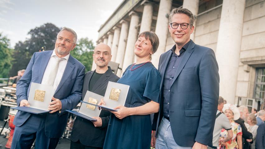 Mit dem Nürnberger Ballettmeister Goyo Montero (Zweiter von links) wurden auch der Kunstmäzen Manfred Rietzler und die Comiczeichnerin Barbara Yelin mit dem „Pro meritis scientiae et litterarum 2022“ durch das Bayerischen Staatsministerium für Wissenschaft und Kunst geehrt. Minister Blume freut sich mit den Preisträgern. Mit dem Nürnberger Ballettmeister Goyo Montero (Zweiter von links) wurden auch der Kunstmäzen Manfred Rietzler und die Comiczeichnerin Barbara Yelin mit dem „Pro meritis scientiae et litterarum 2022“ durch das Bayerischen Staatsministerium für Wissenschaft und Kunst geehrt. Minister Blume freut sich mit den Preisträgern.