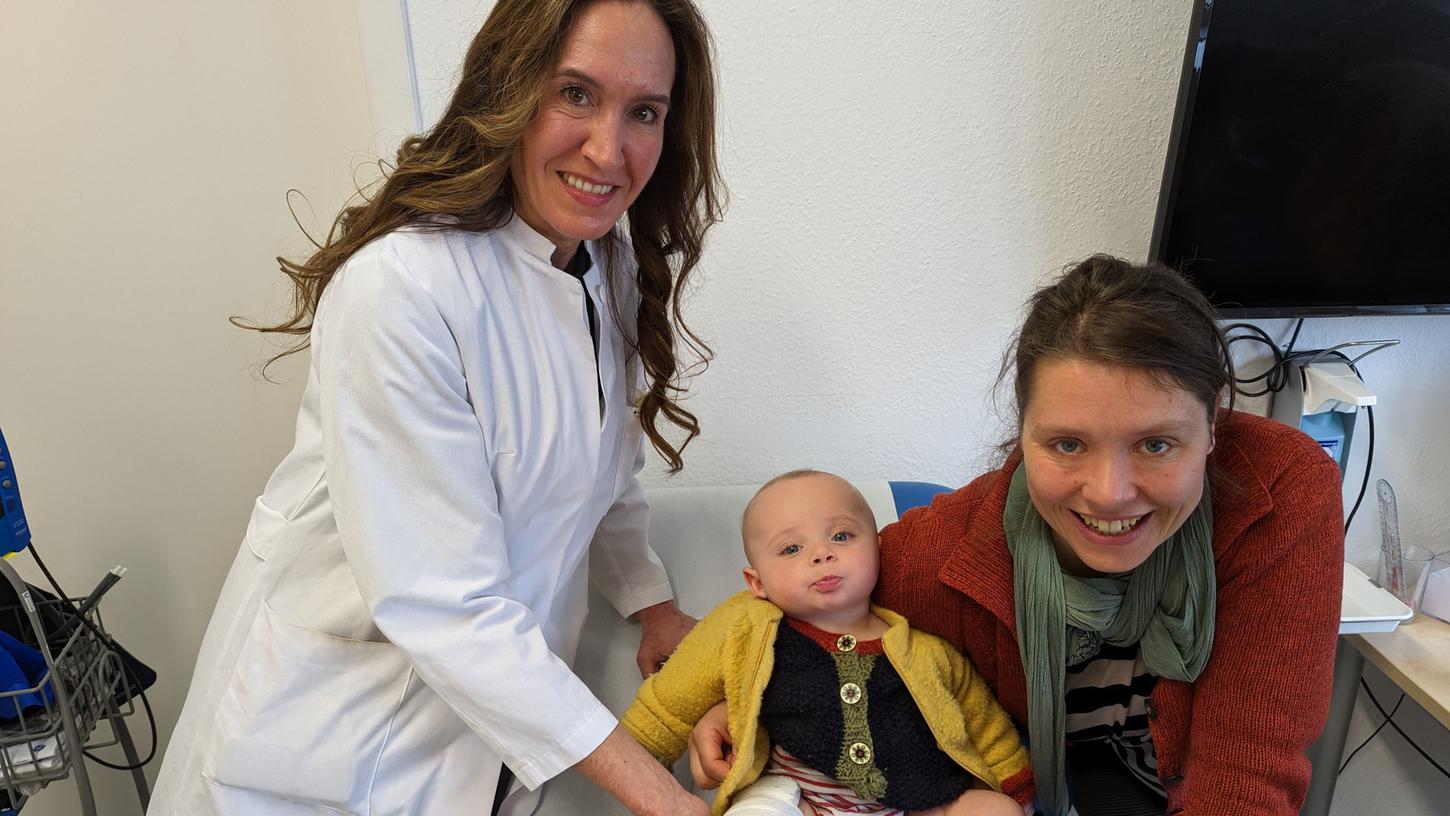 Der kleine Lovis mit Dr. Kerstin Remmel von der Cnopfschen Kinderklinik und mit seiner Mutter Ulrike (rechts): Das Kind wurde mit einer seltenen Fehlbildung geboren, es fehlt ein Stück Knochen im Schienbein - nun werden Spenden für eine teure Operation gesammelt.
