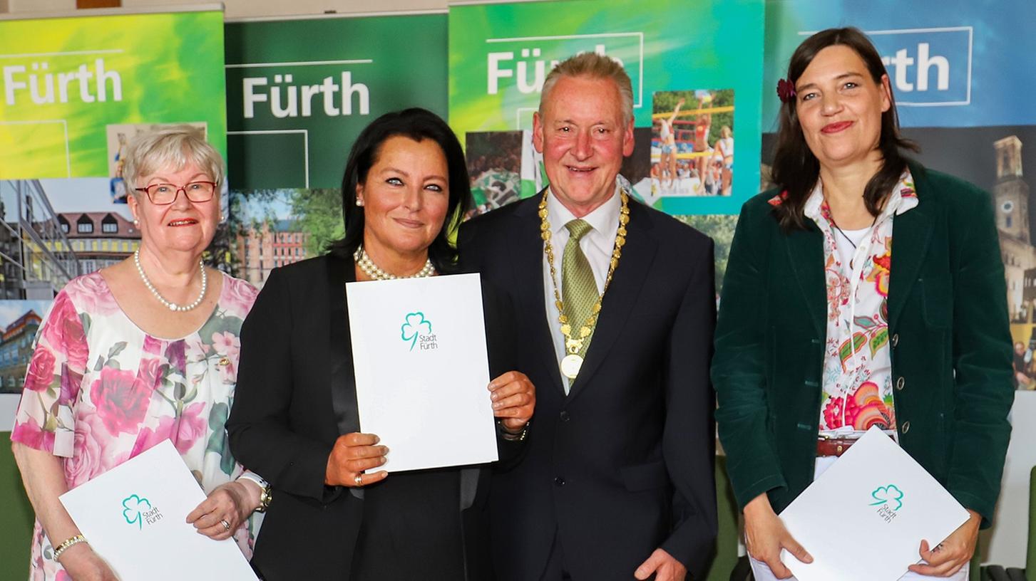 Monika Faustmann, Susanne Haselmann und Ulrike Irrgang (v. li.) erhielten von Oberbürgermeister Thomas Jung den Ehrenbrief.