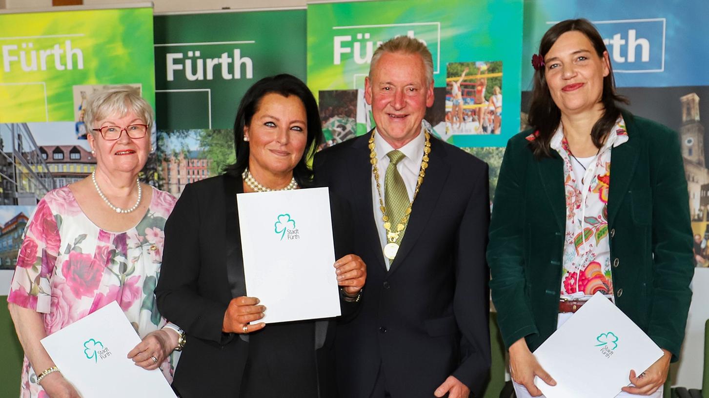 Monika Faustmann, Susanne Haselmann und Ulrike Irrgang (v. li.) erhielten von Oberbürgermeister Thomas Jung den Ehrenbrief. Monika Faustmann, Susanne Haselmann und Ulrike Irrgang (v. li.) erhielten von Oberbürgermeister Thomas Jung den Ehrenbrief.