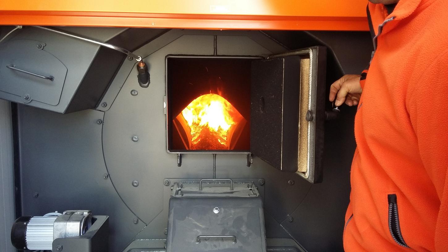 Es brennt im Ofen des 2020 neu in Betrieb genommenen Nahwärmenetzes in Alfershausen. Erste Schritte hin zu einer kommunalen Wärmeplanung gibt es bereits im Raum Roth/Schwabach - örtlich aber sehr unterschiedlich weit.
