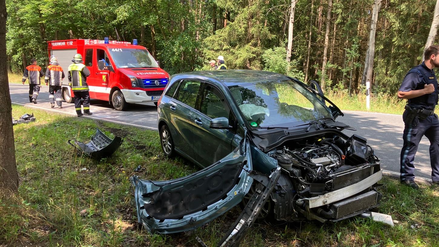 Nach ersten Informationen sind die Autos frontal zusammengestoßen.