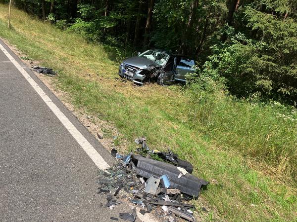 Eine Person wurde im Auto eingeklemmt.