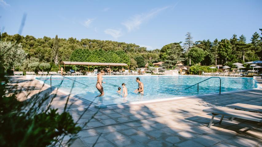 Der Poolbereich ist der einzige Ort in Bélèzy, an dem es nur unbekleidet Zutritt gibt.