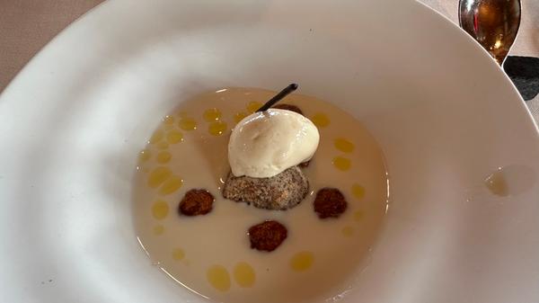 Zum Dessert gibt es Ziegenkäsesuppe mit Haselnüssen und Honig.