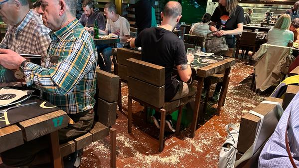 Nachmittags um drei ist die Hütte voll.
