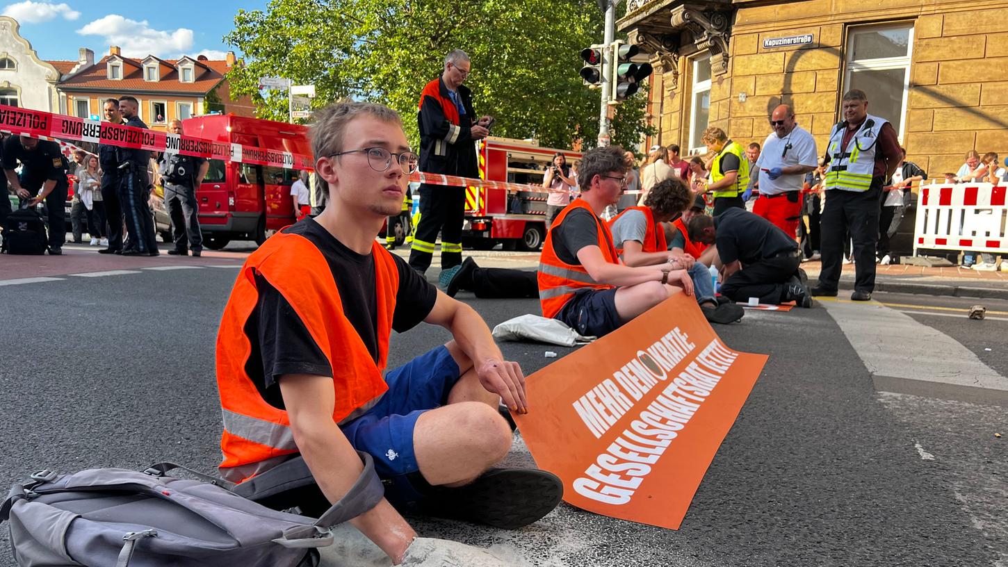 Die Aktivisten klebten sich auf der Straße fest und sorgten für Verkehrsbehinderungen. Die Aktivisten klebten sich auf der Straße fest und sorgten für Verkehrsbehinderungen.