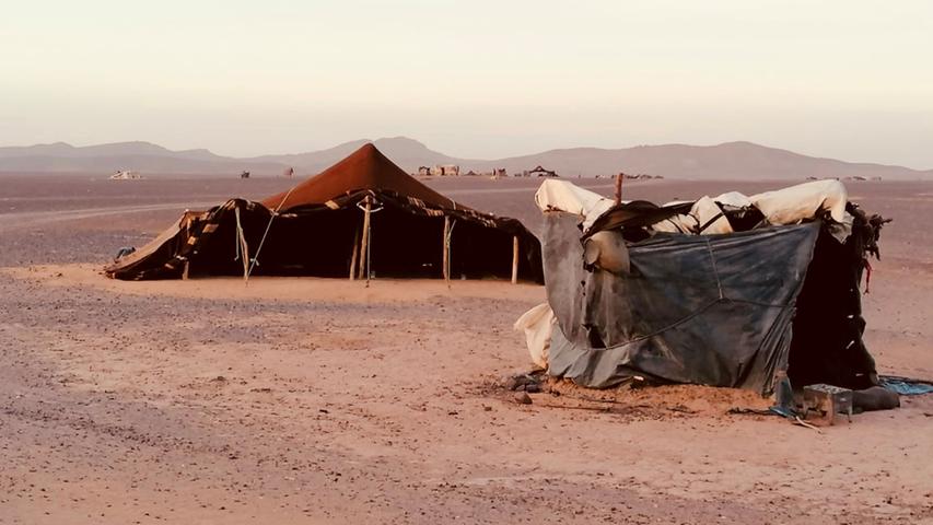 In stiller Abgeschiedenheit wackelt ein Beduinenzelt im Wind der Sahara: Im Süden Marokkos lebten einst Nomaden, doch fast alle sind mittlerweile sesshaft geworden. 
