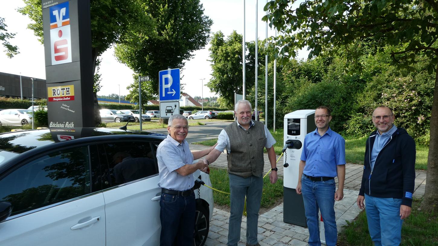 In Neuhaus am Parkplatz des Rathauses können E-Autofahrer künftig die Akkus ihrer Fahrzeuge laden. Der Erste Bürgermeister Josef Springer, Marktgemeinderat Norbert Linnert, Bauamt-Mitarbeiter Thomas Schreg und Zweiter Bürgermeister Peter Pflug (v. links). In Neuhaus am Parkplatz des Rathauses können E-Autofahrer künftig die Akkus ihrer Fahrzeuge laden. Der Erste Bürgermeister Josef Springer, Marktgemeinderat Norbert Linnert, Bauamt-Mitarbeiter Thomas Schreg und Zweiter Bürgermeister Peter Pflug (v. links).