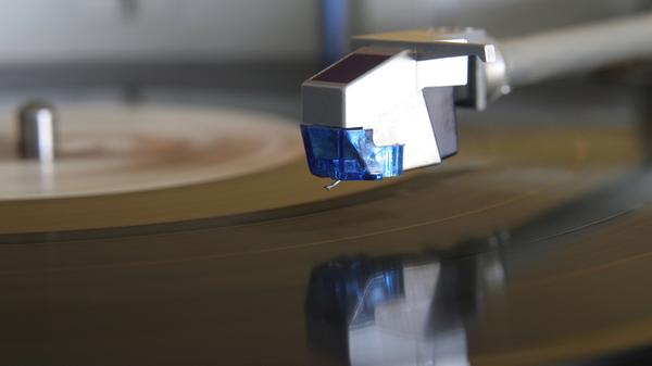 Schallplatte, Schallplattenspieler, Tonabnehmer