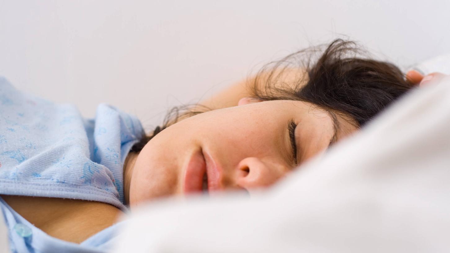 Angenehme Bettwäsche trägt zu einem guten Schlaf bei. Aber wie fühlt sich Renforcé-Bettwäsche eigentlich an?