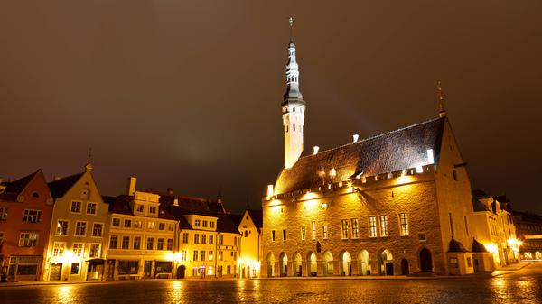 Etwa zehn Touristen pro Einwohner: Tallinn ist schon lange kein Geheimtipp mehr. Auf etwa 430.000 Einwohnende kommen jährlich circa 1,2 Millionen Touristen und Touristinnen. Die Stadt liegt am Meer und kann mit einer idyllischen Altstadt mit vielen mittelalterlichen Gebäuden beeindrucken. Die Altstadt gehört sogar zum Unesco Weltkulturerbe. Noch größeren Andrang erfährt die Stadt an der Ostsee seitdem Tallinn zur Kulturhauptstadt Europas 2021 gewählt wurde.