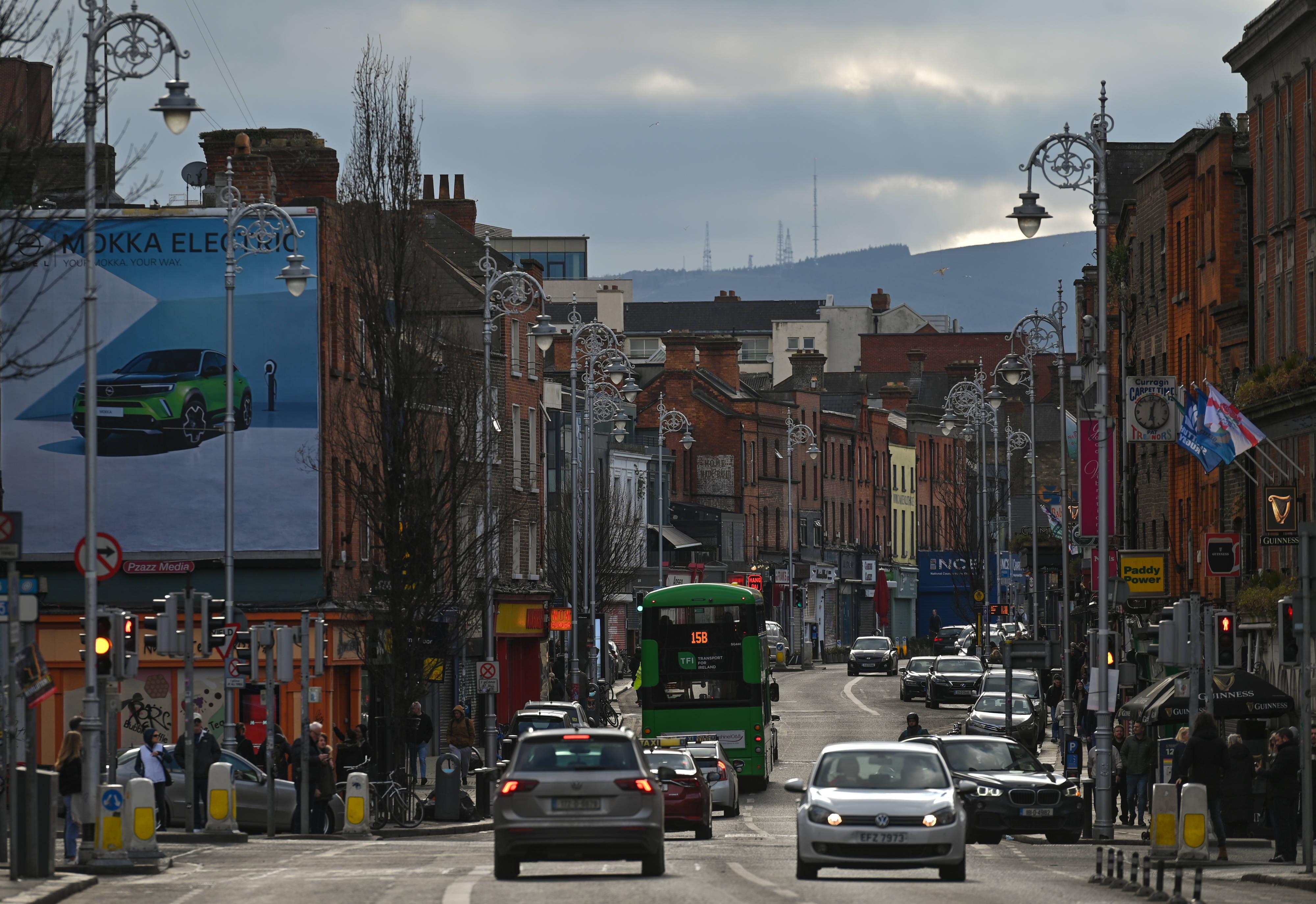 Etwa elf Touristen pro Einwohner: Die irische Hauptstadt zählt im Jahr 2021 etwa 530.000 Einwohnerinnen und Einwohner. Dublin gilt als Stadt der Musiker und Denker - viele bekannte Persönlichkeiten leben in Dublin auf den Straßen weiter, da ihre Lieder immer noch gesungen werden. Natürlich ist die irische Stadt auch für ihre Pubs und das Nachtleben bekannt, vor allem im Szeneviertel Temple Bar. Etwa 3,8 Millionen Touristinnen und Touristen besuchten Dublin 2021 auf das ein oder andere Guiness.