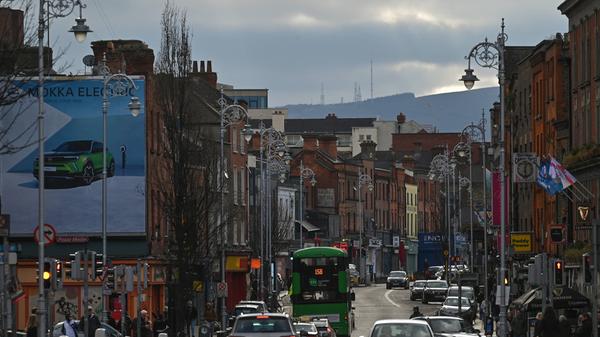 Etwa elf Touristen pro Einwohner: Die irische Hauptstadt zählt im Jahr 2021 etwa 530.000 Einwohnerinnen und Einwohner. Dublin gilt als Stadt der Musiker und Denker - viele bekannte Persönlichkeiten leben in Dublin auf den Straßen weiter, da ihre Lieder immer noch gesungen werden. Natürlich ist die irische Stadt auch für ihre Pubs und das Nachtleben bekannt, vor allem im Szeneviertel Temple Bar. Etwa 3,8 Millionen Touristinnen und Touristen besuchten Dublin 2021 auf das ein oder andere Guiness.