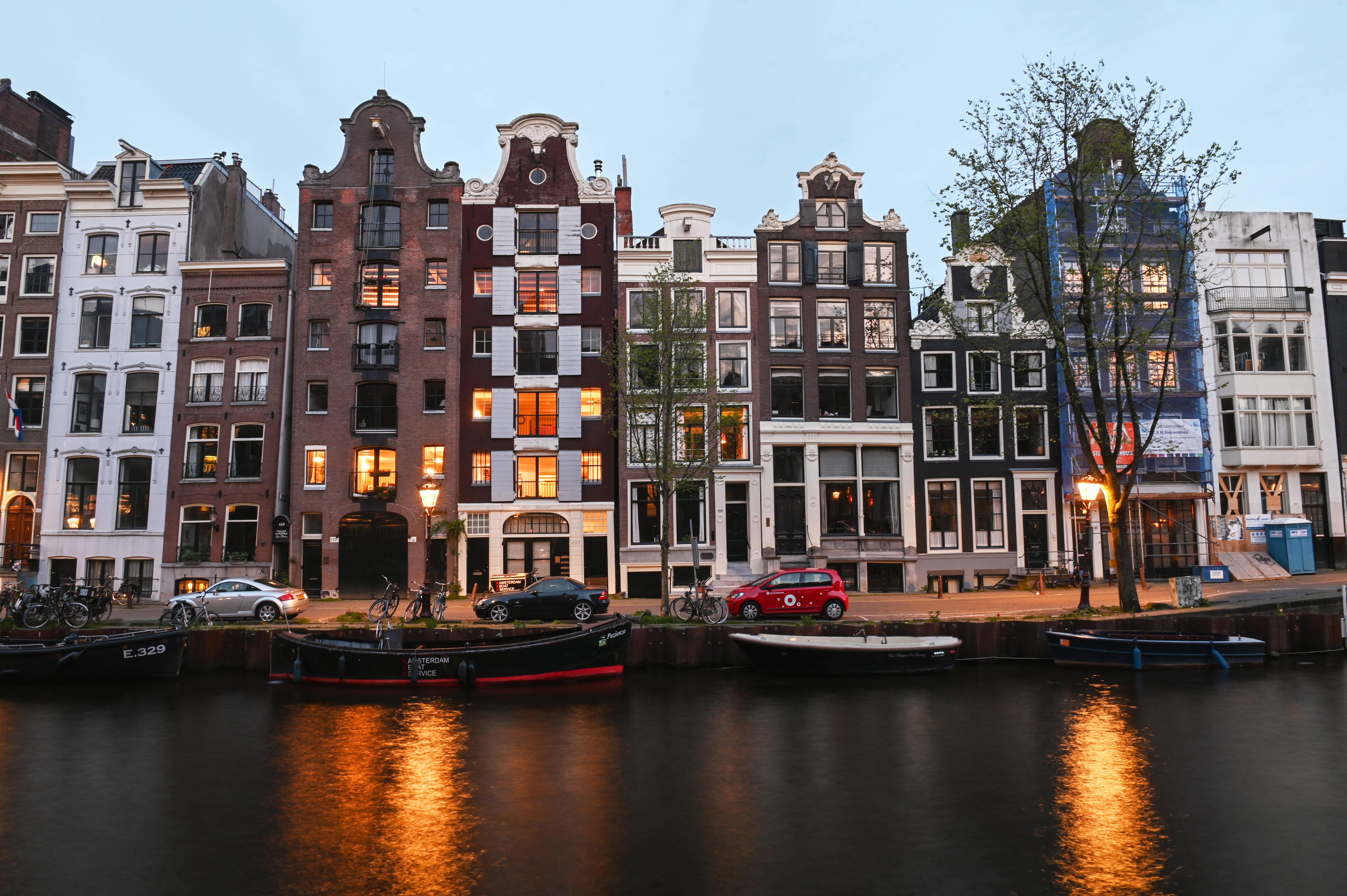 Etwa 12 Touristen pro Einwohner: Jeder, der schon mal in Amsterdam war, weiß, was für einen besonderen Charme die Stadt mit den vielen Kanälen und Brücken hat. Am besten ist man hier mit dem Fahrrad unterwegs. Für knapp 900.000 Einwohnerinnen und Einwohner bietet Amsterdam ein Zuhause. Im Jahr 2018 war die Stadt für 21 Millionen Reisende das Urlaubsziel. Eine der wichtigsten Einnahmequellen ist der Tourismus. 