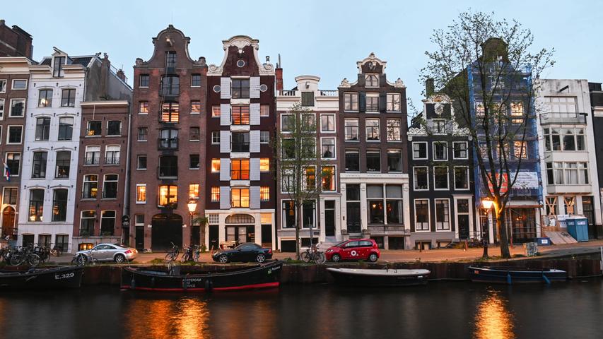 Etwa 12 Touristen pro Einwohner: Jeder, der schon mal in Amsterdam war, weiß, was für einen besonderen Charme die Stadt mit den vielen Kanälen und Brücken hat. Am besten ist man hier mit dem Fahrrad unterwegs. Für knapp 900.000 Einwohnerinnen und Einwohner bietet Amsterdam ein Zuhause. Im Jahr 2018 war die Stadt für 21 Millionen Reisende das Urlaubsziel. Eine der wichtigsten Einnahmequellen ist der Tourismus. 