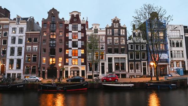 Etwa 12 Touristen pro Einwohner: Jeder, der schon mal in Amsterdam war, weiß, was für einen besonderen Charme die Stadt mit den vielen Kanälen und Brücken hat. Am besten ist man hier mit dem Fahrrad unterwegs. Für knapp 900.000 Einwohnerinnen und Einwohner bietet Amsterdam ein Zuhause. Im Jahr 2018 war die Stadt für 21 Millionen Reisende das Urlaubsziel. Eine der wichtigsten Einnahmequellen ist der Tourismus.