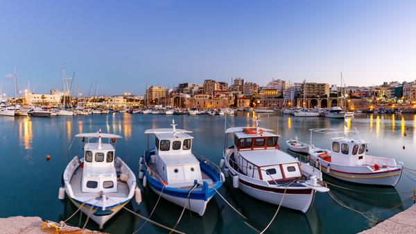 Etwa 13 Touristen pro Einwohner: Kreta ist eine beliebte Urlaubsinsel in Europa und Heraklion ist die größte Stadt mit etwa 173.000 Einwohnenden. Die Fassaden sind modernisiert, doch dahinter liegt eine tausende Jahre zurückliegende Geschichte. Mit Palästen, Museen und Festungen lockt die Großstadt jährlich Millionen von Reisenden an - etwa drei Millionen besuchen Kreta, 1,7 Millionen landen am Flughafen in Heraklion.