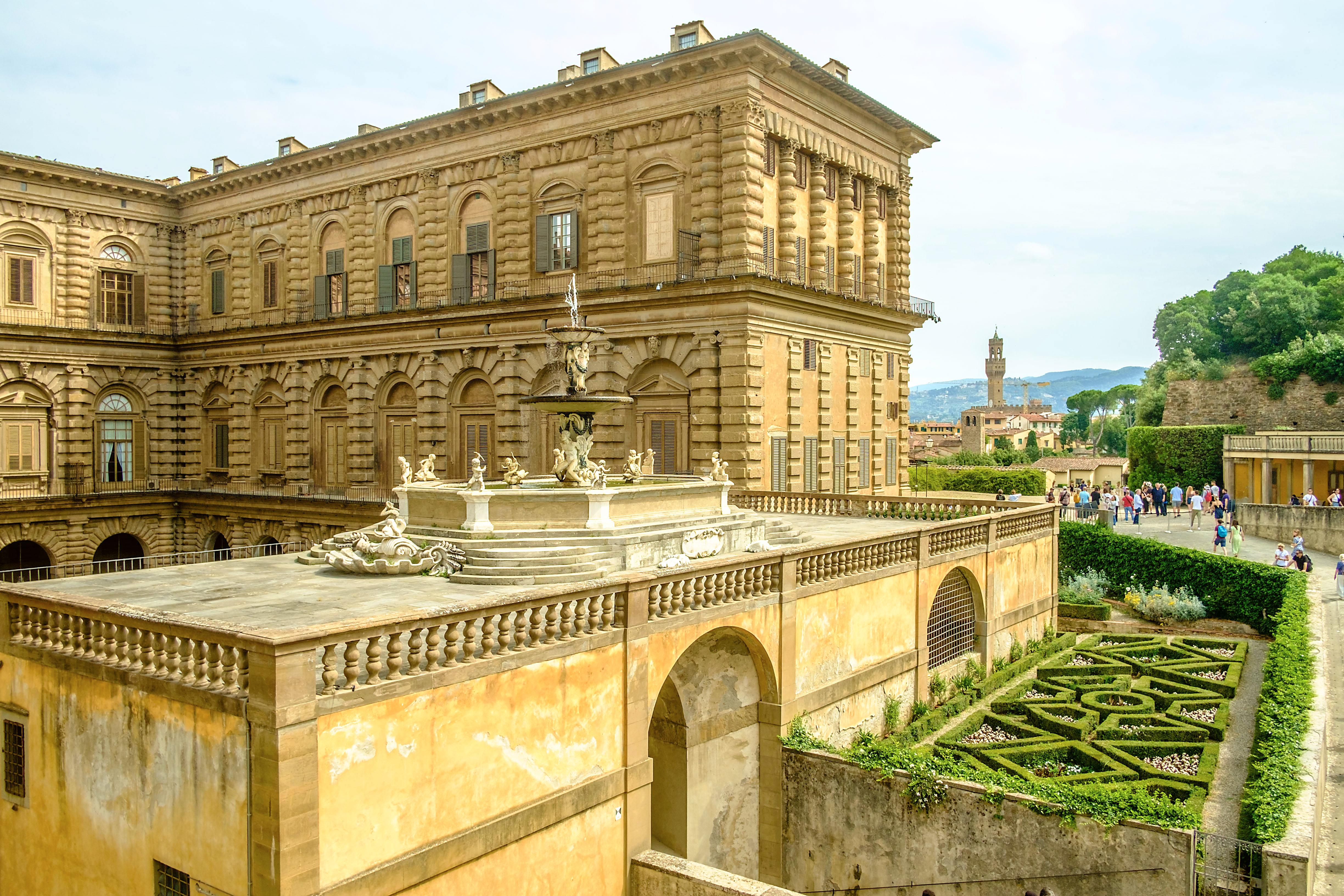 Etwa 13 Touristen pro Einwohner: Eine der schönsten Städte der Welt - so schreibt es das Forbes Magazine. Neben leckerem Eis und italienischem Essen erzählt die italienische Großstadt vor allem auch viel Geschichte. Etwa 362.000 Menschen leben in Florenz. Die Innenstadt gilt schon seit 30 Jahren als Unesco Weltkulturerbe. Unter anderem sind zahlreiche Skulpturen und Statuen von Michelangelo zu bewundern.