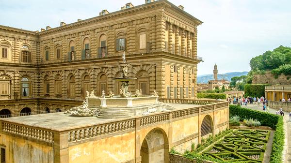 Etwa 13 Touristen pro Einwohner: Eine der schönsten Städte der Welt - so schreibt es das Forbes Magazine. Neben leckerem Eis und italienischem Essen erzählt die italienische Großstadt vor allem auch viel Geschichte. Etwa 362.000 Menschen leben in Florenz. Die Innenstadt gilt schon seit 30 Jahren als Unesco Weltkulturerbe. Unter anderem sind zahlreiche Skulpturen und Statuen von Michelangelo zu bewundern.