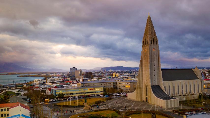 Etwa 16 Touristen pro Einwohner: Polarlichter in Island sehen - das steht bei vielen Urlaubern ganz oben auf der Liste! Auch deshalb wird Island und vor allem auch die Hauptstadt Reykjavik immer beliebter bei Reisenden. Auf nur etwa 123.000 kommen jährlich etwa 1,9 Millionen Menschen auf die Insel - viele davon auch in die Hauptstadt. Der Tjörnin - ein See mitten in der Stadt - macht Reykjavik besonders.