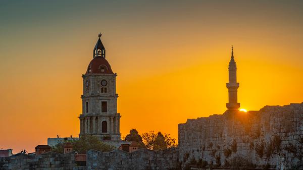 Etwa 21 Touristen pro Einwohner: Die zweite griechische Stadt, die es in dieses Ranking schafft. Rhodos ist ein wahrer Magnet für Reisende. Auf der viertgrößten Insel Griechenlands gibt es neben vielen Stränden und All-Inclusive-Hotels viele Sehenswürdigkeiten. Mit 2,5 Millionen Besucherinnen und Besuchern auf nur 150.000 Einwohnende landet Rhodos auf Platz vier.