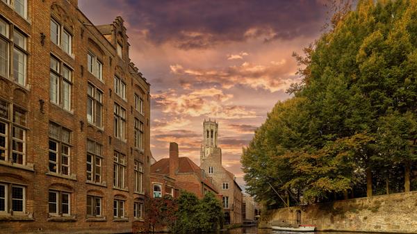 Etwa 21 Touristen pro Einwohner: Brügge hat eine lebhafte Vergangenheit. Im Mittelalter zählte die Stadt zu einem der Zentren der Textilindustrie. Die Altstadt ist umgeben von Windmühlen und Kanälen. So wirklich besonders macht die Stadt, dass sie nie vom Krieg betroffen war und deshalb noch viele Gebäude aus dem 15. Jahrhundert erhalten sind. Die belgische Stadt mit etwa 119.000 Einwohnenden empfängt jährlich etwa 8,3 Millionen Touristinnen und Touristen.