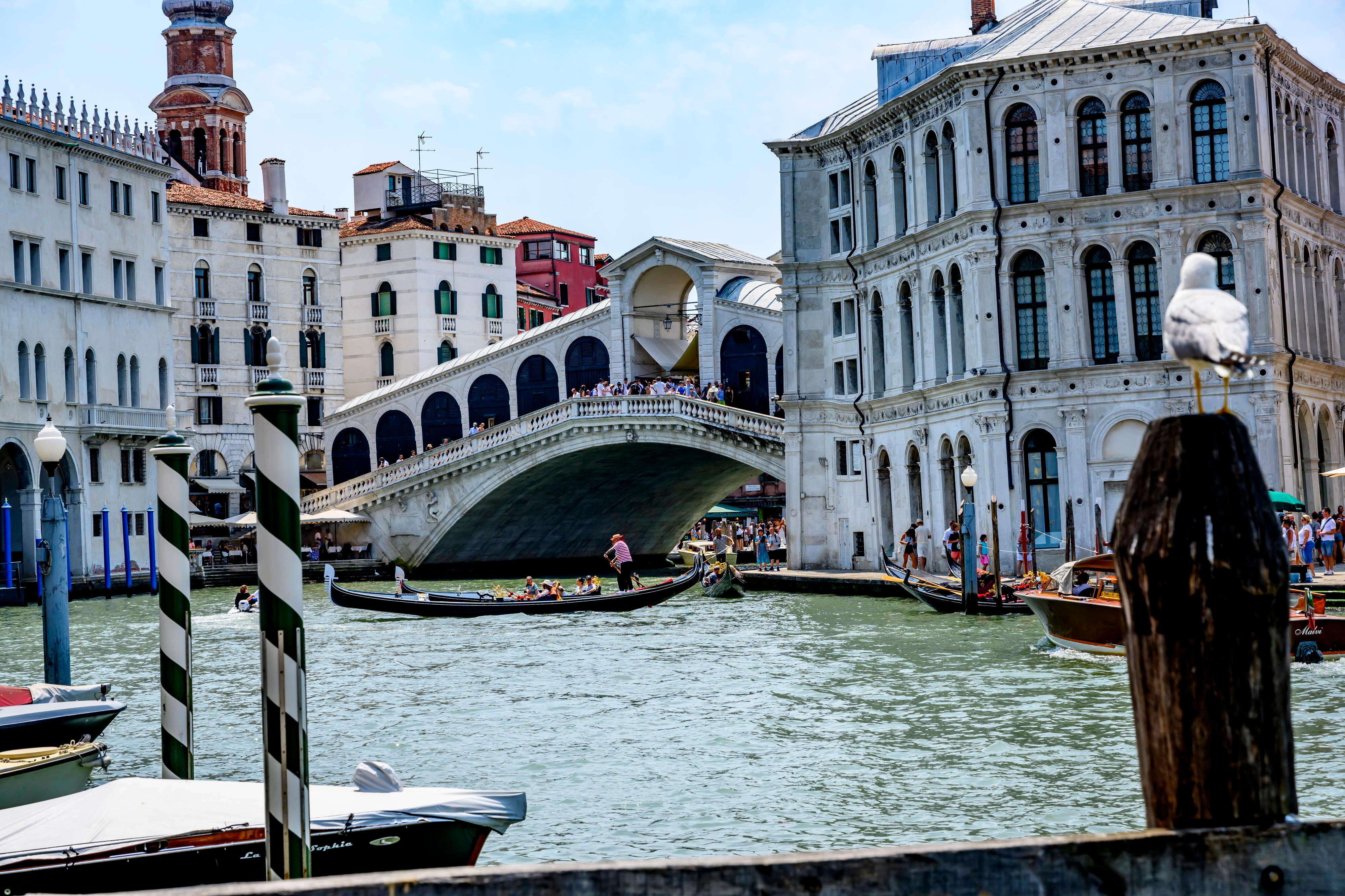 Etwa 21 Touristen pro Einwohner: Venedig steht bei vielen Reisenden ganz weit oben auf der Liste und das natürlich auch zurecht. Venedig besticht mit den zahlreichen Brücken und Kanälen, mit den Gondeln und dem ganz besonderen venetischem Charme. Im Jahr 2019 besuchten 19 Millionen Menschen die italienische Stadt.