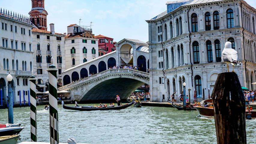 Etwa 21 Touristen pro Einwohner: Venedig steht bei vielen Reisenden ganz weit oben auf der Liste und das natürlich auch zurecht. Venedig besticht mit den zahlreichen Brücken und Kanälen, mit den Gondeln und dem ganz besonderen venetischem Charme. Im Jahr 2019 besuchten 19 Millionen Menschen die italienische Stadt.