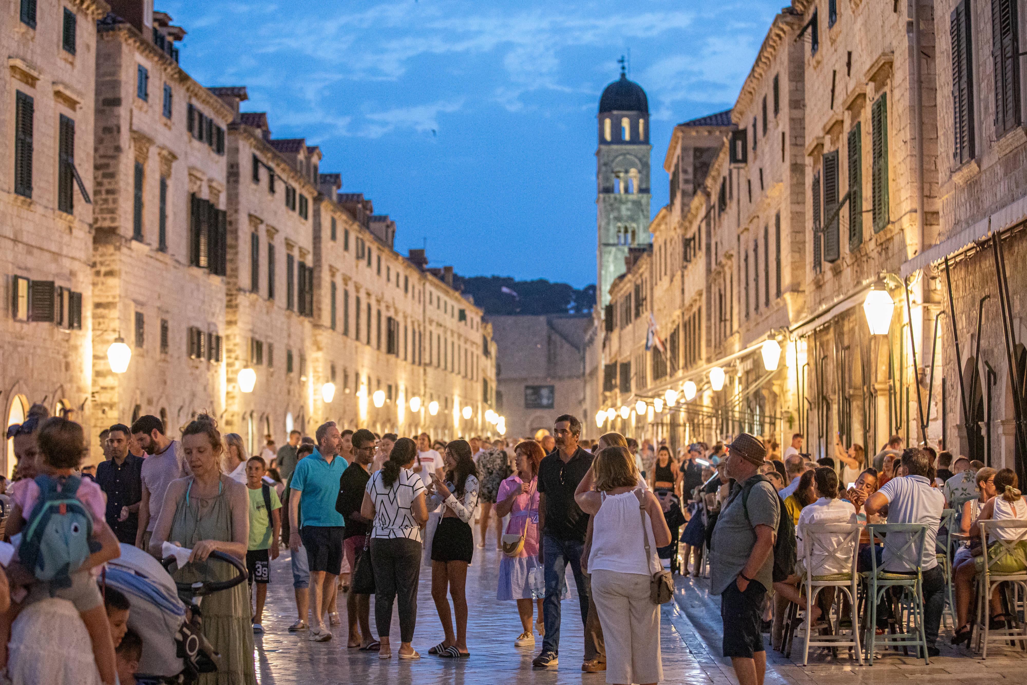 Etwa 36 Touristen pro Einwohner: Dubrovnik holt sich den ersten Platz - keine Stadt ist so überlaufen von Reisenden. Neben der malerischen Straßen und Gebäude hat die Stadt vor allem durch die Dreharbeiten zu "Game of Thrones" Bekanntheit erlangt. In der Kleinen Hafenstadt leben nur 43.000 Menschen. Jährlich kommen aber bis zu 1,4 Millionen Reisende nach Dubrovnik.