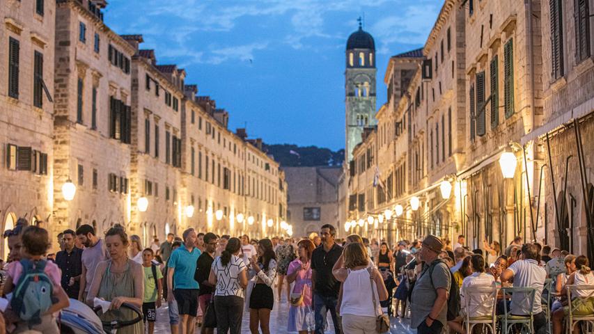 Etwa 36 Touristen pro Einwohner: Dubrovnik holt sich den ersten Platz - keine Stadt ist so überlaufen von Reisenden. Neben der malerischen Straßen und Gebäude hat die Stadt vor allem durch die Dreharbeiten zu "Game of Thrones" Bekanntheit erlangt. In der Kleinen Hafenstadt leben nur 43.000 Menschen. Jährlich kommen aber bis zu 1,4 Millionen Reisende nach Dubrovnik.