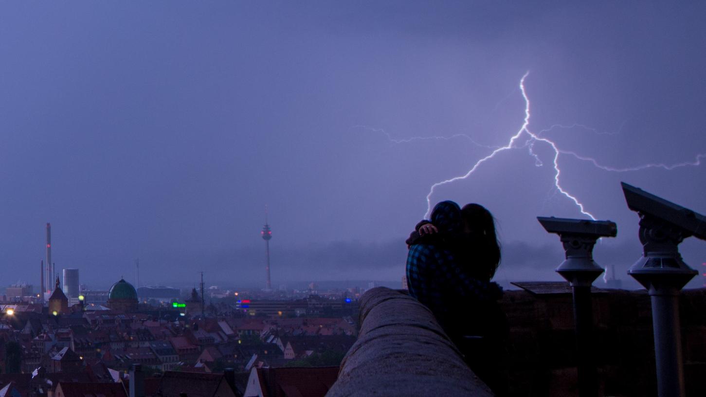 Blitze über der Nürnberger Kaiserburg gibt es natürlich, wenn auch seltener als im Umland.