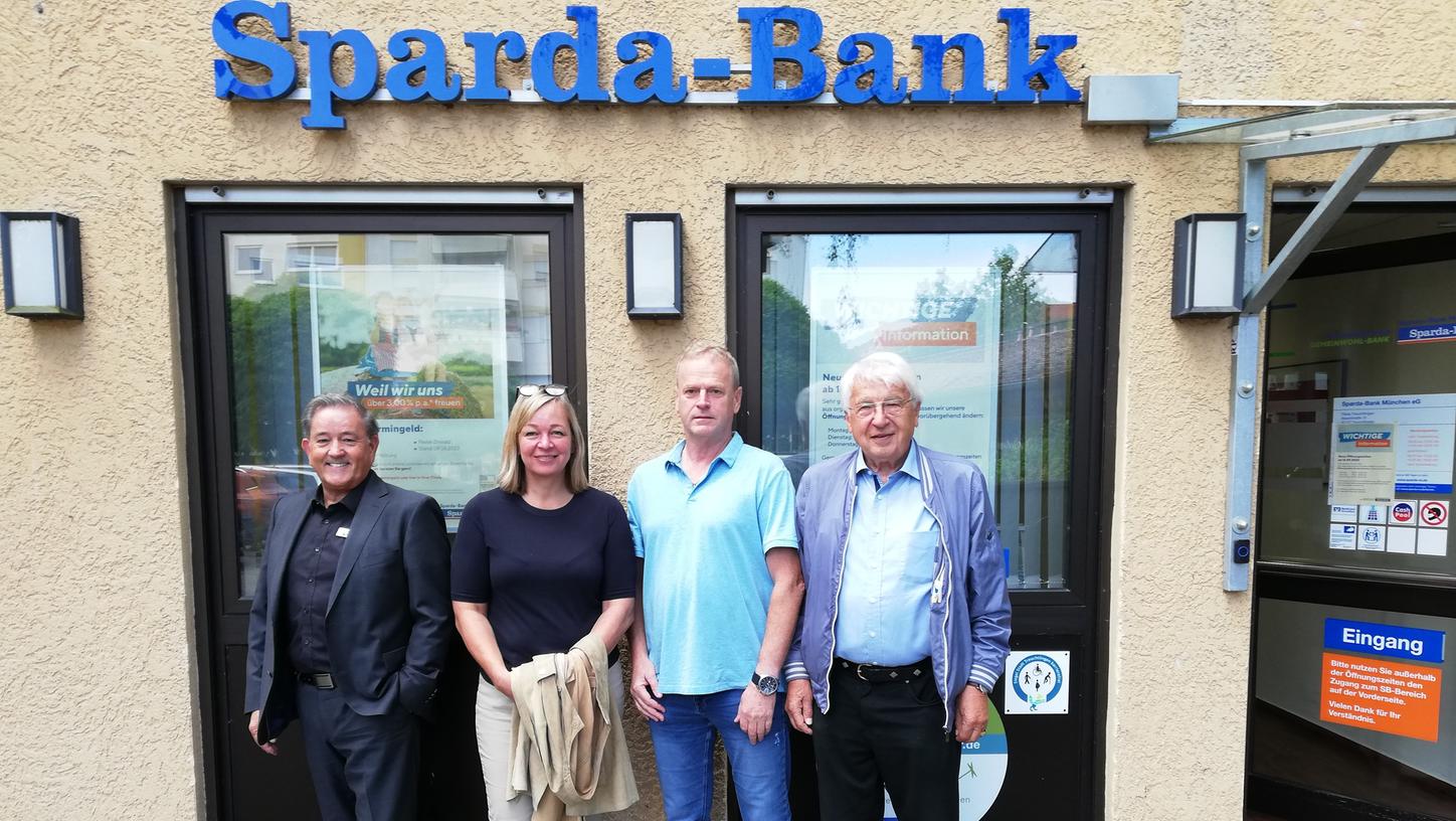 Sie freuen sich auf den Ehrenamtsabend, v. l. Thomas Menhorn (Chef der Sparda-Filiale Treuchtlingen), Bürgermeisterin Kristina Becker, Fest-Organisator Günther Hüttinger sowie Sparda-Ehrenamtsabend-Organisator Günter Grzega (Vorstandsvorsitzender a. D. Sparda-Bank München). Sie freuen sich auf den Ehrenamtsabend, v. l. Thomas Menhorn (Chef der Sparda-Filiale Treuchtlingen), Bürgermeisterin Kristina Becker, Fest-Organisator Günther Hüttinger sowie Sparda-Ehrenamtsabend-Organisator Günter Grzega (Vorstandsvorsitzender a. D. Sparda-Bank München).