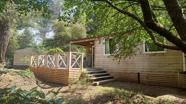 Die Stellplätze und Mobilheime in Bélézy sind perfekt separiert und bieten auch ein wenig Privatsphäre.