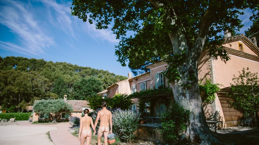 Unter der provenzalischen Sonne und inmitten Jahrhunderte alter Bäume lädt Bélézy zum FKK-Camping in Südfrankreich ein.