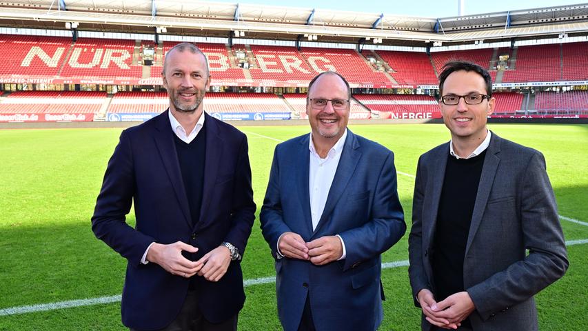 Immanuel Geis (rechts) ist der Mann, der federführend die möglichen Visionen durchkalkuliert hat. Niels Rossow, Kaufmännischer Vorstand beim 1. FC Nürnberg (links), und Bürgermeister Christian Vogel (Mitte) schienen zufrieden zu sein.