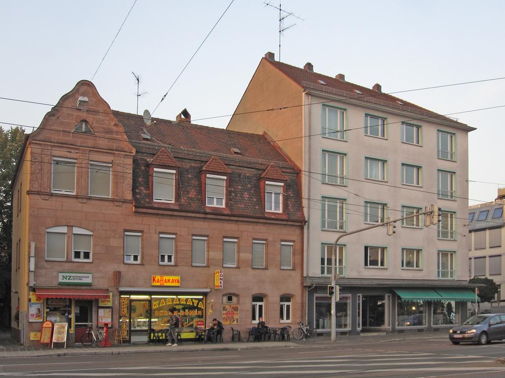 Die Häuser Sulzbacher Straße 101 und 103 (von links) im Abendrot. Den Schreibwarenladen gibt es noch heute, allerdings weit größerem Verkehrslärm ausgesetzt.  