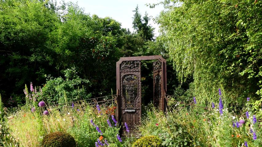 Halb geöffnet ist die Tür zu diesem Gartenparadies in Brunn bei Ehingen. Wie gerne würde man einen Blick hineinwerfen! Mehr Leserfotos finden Sie hier