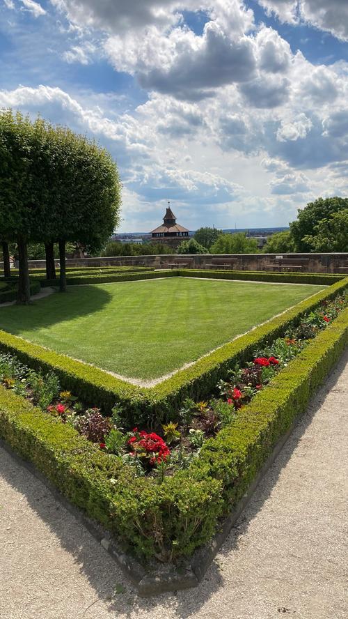 Was für ein besonderer Blick auf den sommerlichen Burggarten der Kaiserburg Nürnberg! Mehr Leserfotos finden Sie hier