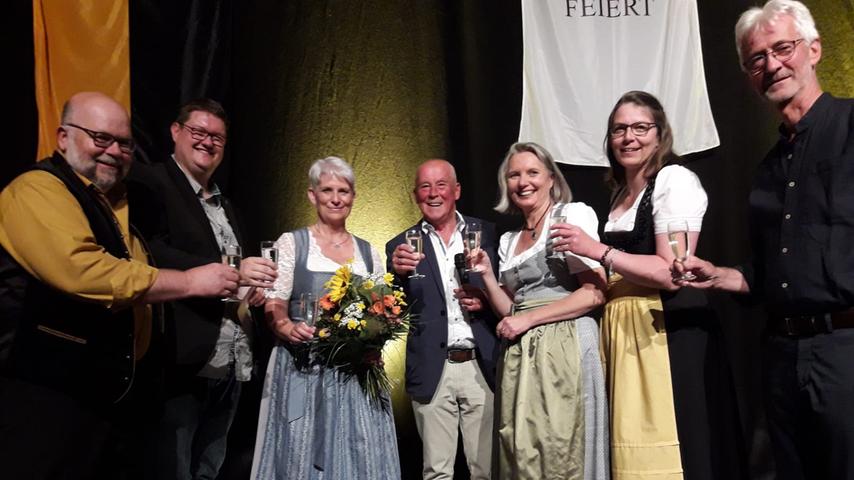 Der Burgfestausschuss lässt die neue Hilpoltsteiner Pfalzgräfin Christine Fürnkäß (Zweite von links) hochleben. Der Burgfestausschuss lässt die neue Hilpoltsteiner Pfalzgräfin Christine Fürnkäß (Zweite von links) hochleben.