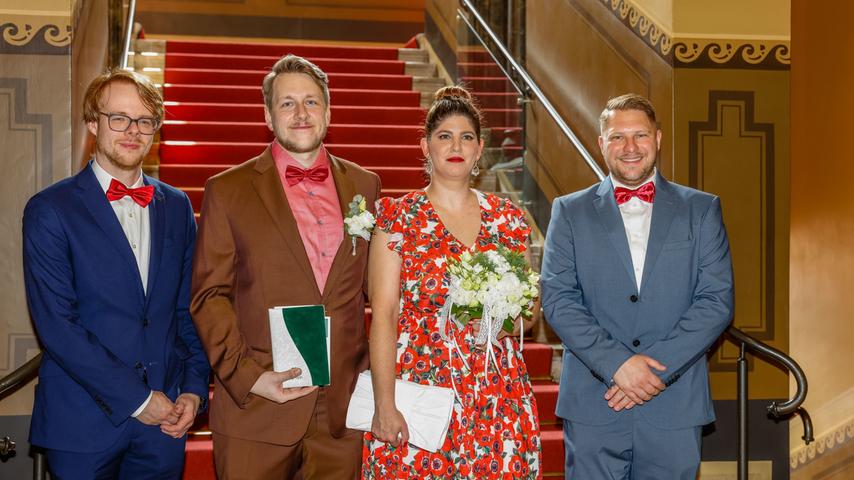 Ein Erinnerungsfoto im Fürther Rathaus: Denise und Florian Scheuerer haben vor einer Woche Ja zueinander gesagt. Ein Erinnerungsfoto im Fürther Rathaus: Denise und Florian Scheuerer haben vor einer Woche Ja zueinander gesagt.