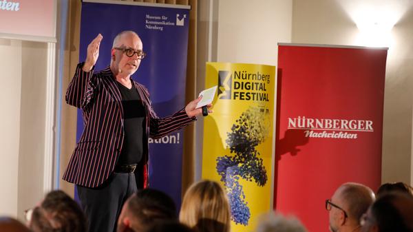 Begeisterte Zuschauer beim Reporter-Slam der Nürnberger Nachrichten im Museum für Kommunikation.